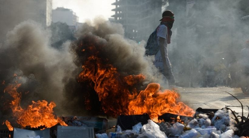 Με πλαστικές σφαίρες και δακρυγόνα «απάντησε» ο Μαδούρο στις διαδηλώσεις κατά του πραξικοπήματος